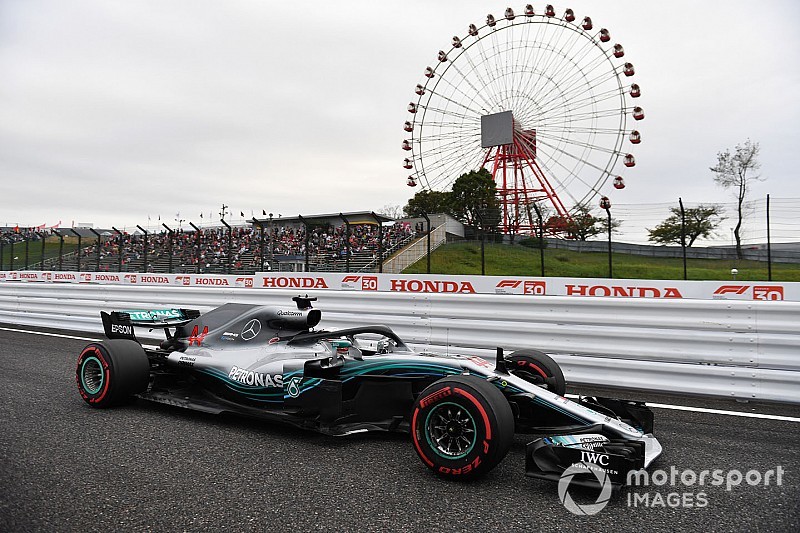 Hamilton snelste in door regen en wind geplaagde derde training