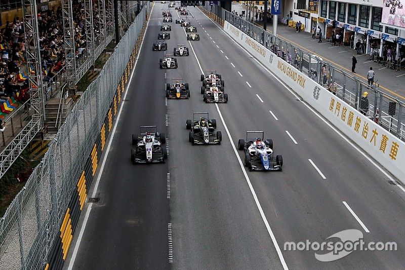 Sacha Fenestraz, Carlin