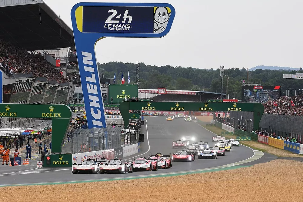 Start: #12 Cadillac Hertz Team Jota Cadillac V-Series.R: Will Stevens, Norman Nato, Alex Lynn