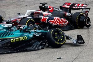 HAAS F1 ロマングロージャン 1/2ヘルメット　オートグラフ入り。 ロマン・グロージャン（ハース）： F1レーシングスーツと