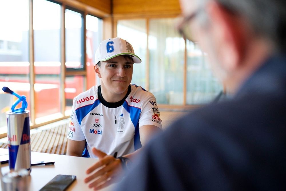 Isack Hadjar, Racing Bulls con Roberto Chinchero, periodista de Motorsport.com