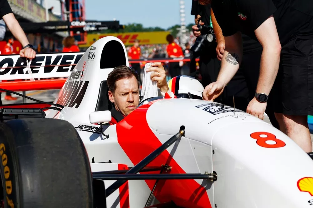 Sebastian Vettel se prepara para dirigir o McLaren MP4/8 de Ayrton Senna