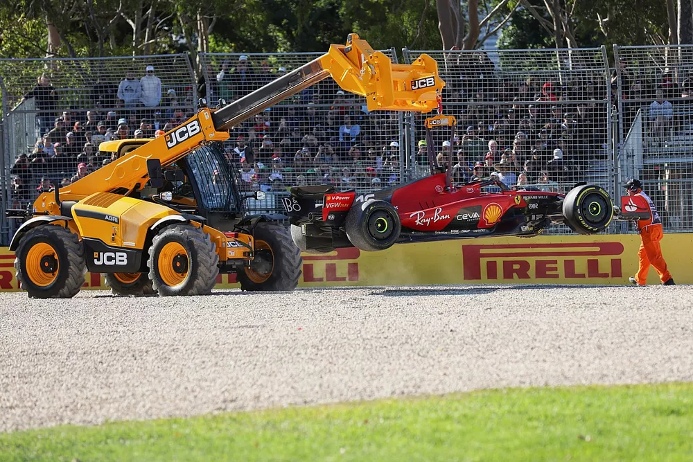 Oficiales de pista retiran el coche de Charles Leclerc, Ferrari SF-23, del circuito