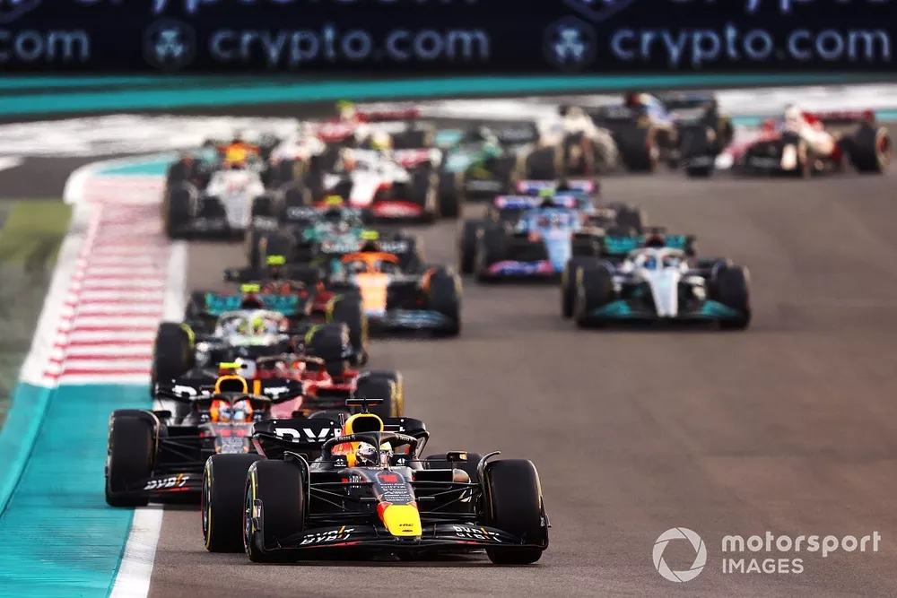 Max Verstappen, Red Bull Racing RB18, Sergio Perez, Red Bull Racing RB18, Charles Leclerc, Ferrari F1-75, Lewis Hamilton, Mercedes W13, George Russell, Mercedes W13, the rest of the field