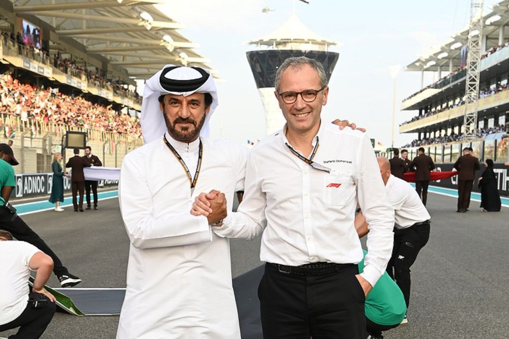 Mohammed bin Sulayem, Presidente de la FIA, Stefano Domenicali, Director General de la F&oacute;rmula 1, en la parrilla de salida