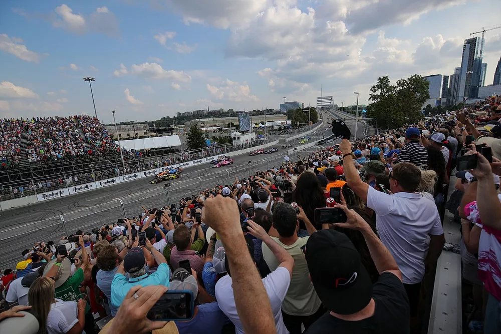 Des fans encouragent les pilotes