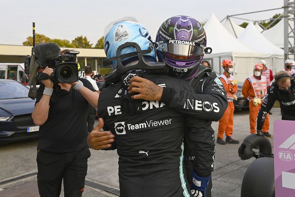 Ganador del primer puesto Valtteri Bottas, Mercedes es felicitado por Lewis Hamilton, Mercedes, en Parc Ferme