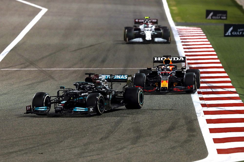 Lewis Hamilton, Mercedes W12 Max Verstappen, Red Bull Racing RB16B 