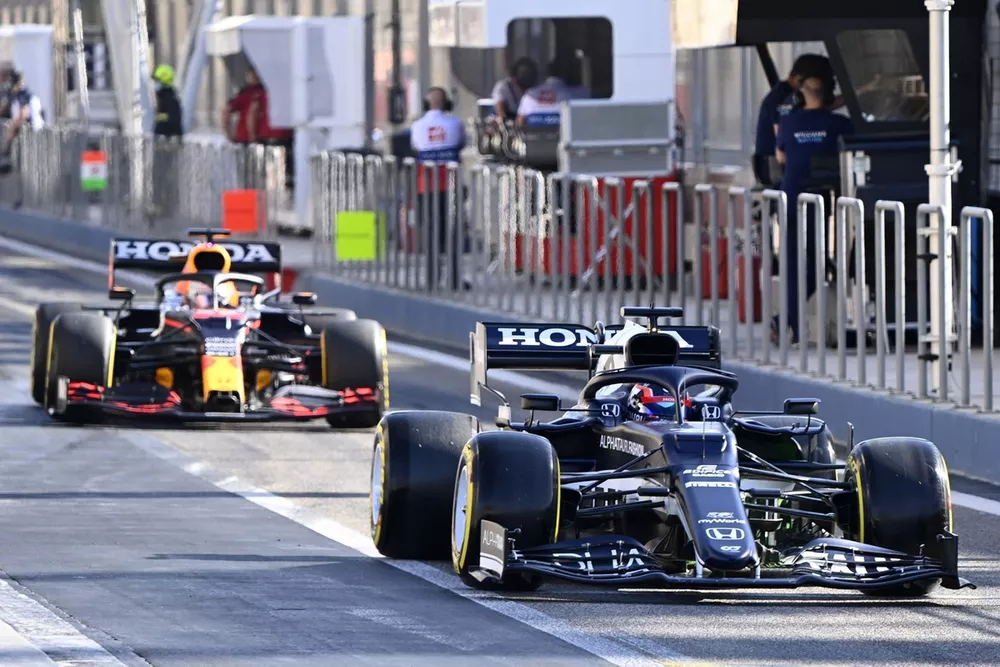 Yuki Tsunoda, AlphaTauri AT02 in front of Max Verstappen, Red Bull Racing RB16B