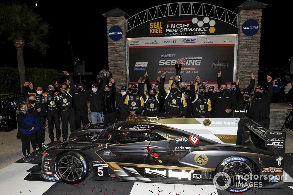 #5 JDC/Miller MotorSports Cadillac DPi: Tristan Vautier, Sebastien Bourdais, Loic Duval sul podio con il team