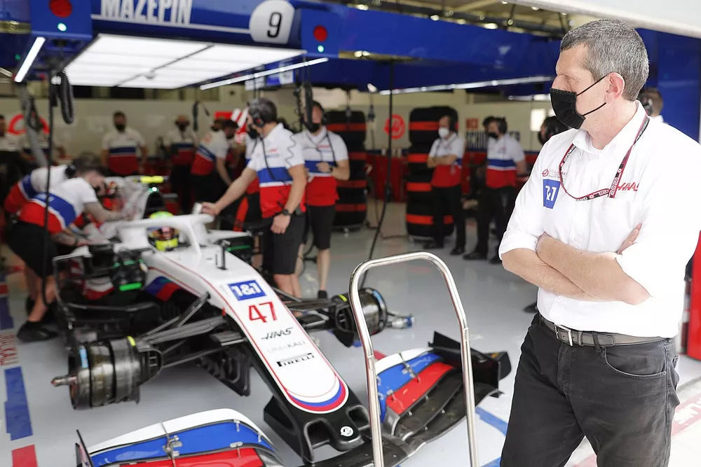 Mick Schumacher, Haas VF-21 and Guenther Steiner