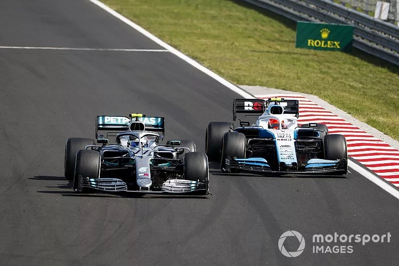 Valtteri Bottas, Mercedes AMG W10, leads Robert Kubica, Williams FW42