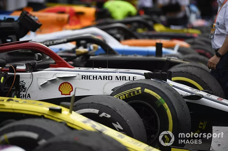 Les voitures dans le Parc Ferm&eacute; apr&egrave;s la course