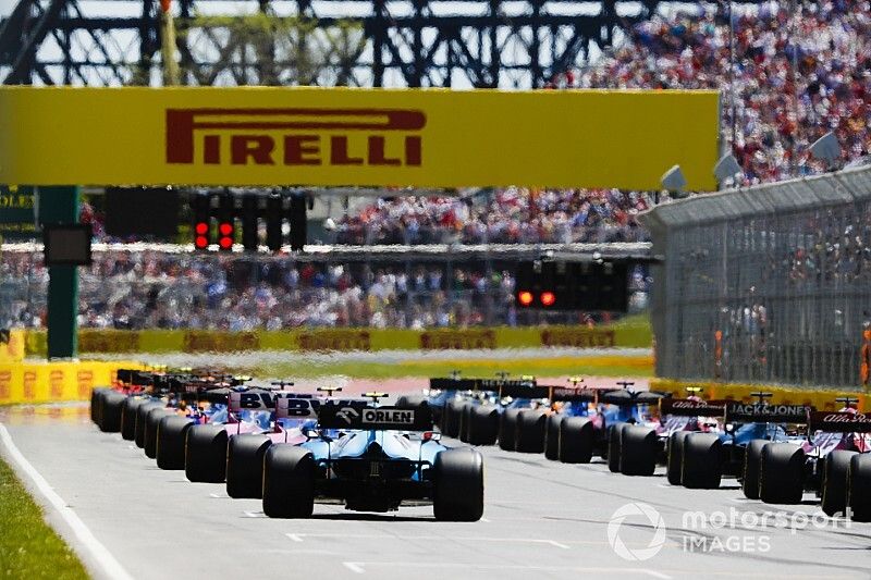 Robert Kubica, Williams FW42, espera al final de la parrilla