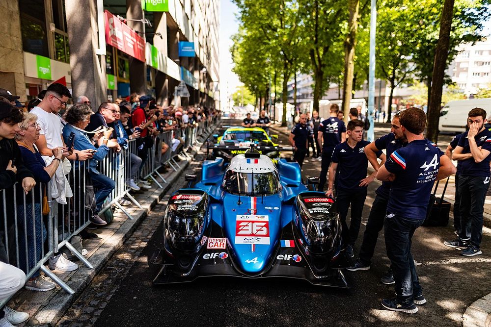 Carro da Alpine no desfile oficial pela cidade durante apresentação das equipes
