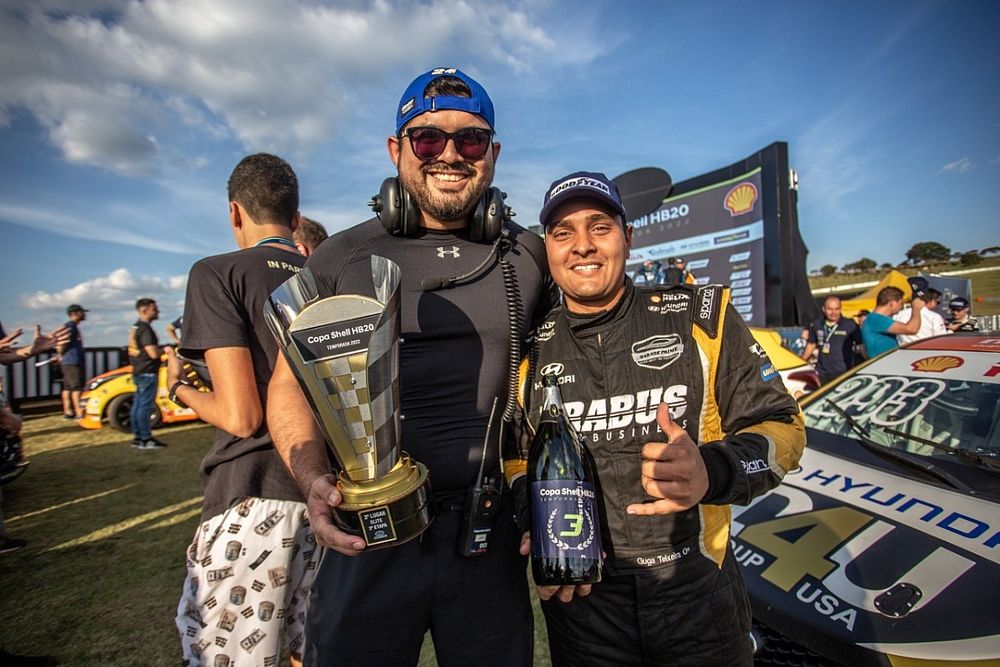 Guga Teixeira celebra pódio no Velocitta ao lado do parceiro Roberto Possas