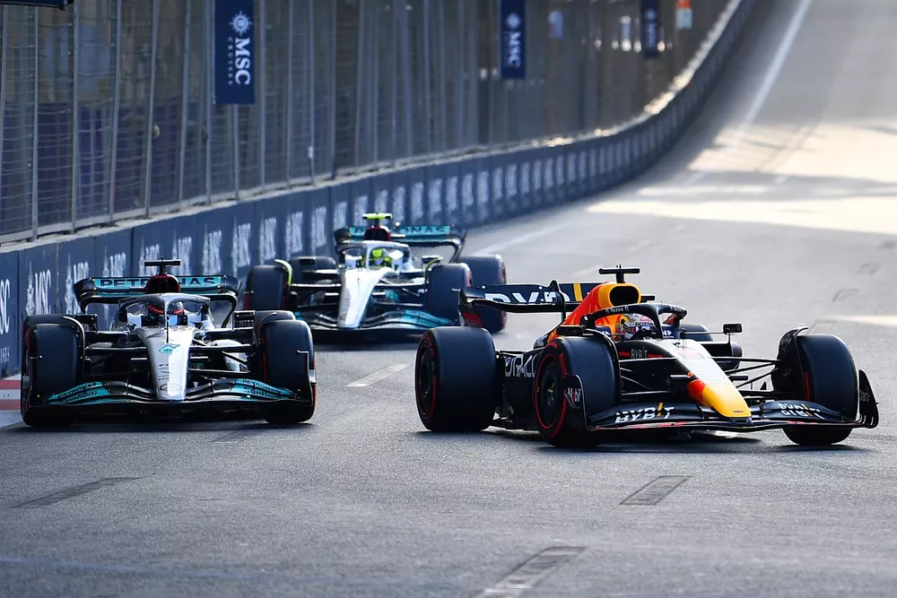 Max Verstappen, Red Bull Racing RB18, George Russell, Mercedes W13, Lewis Hamilton, Mercedes W13