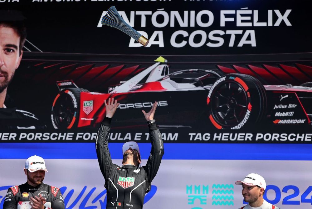 Podium: Race winner Antonio Felix da Costa, Porsche