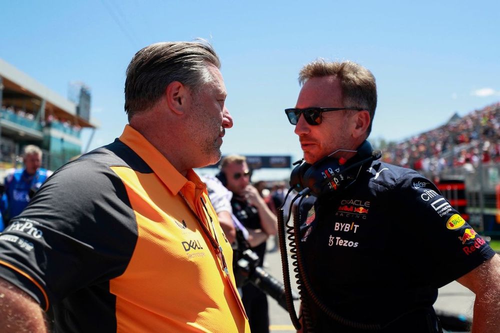 Zak Brown, CEO della McLaren, parla con Christian Horner, Team Principal della Red Bull Racing