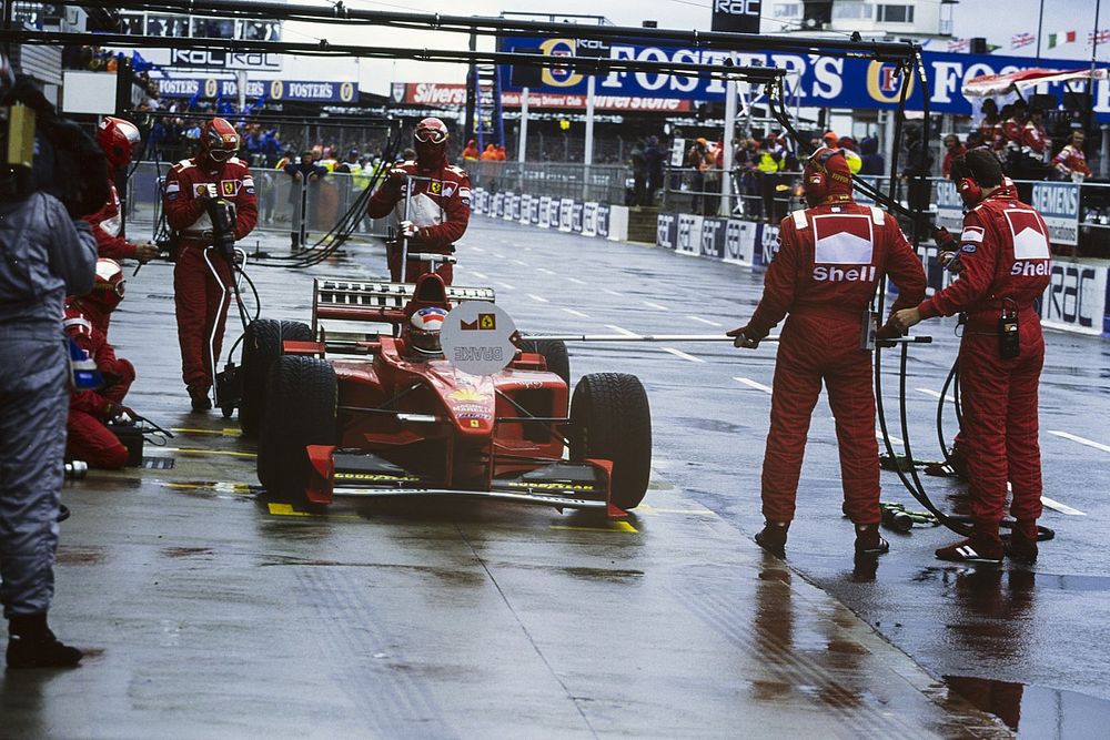 Michael Schumacher, Ferrari F300 hace su parada y penalización