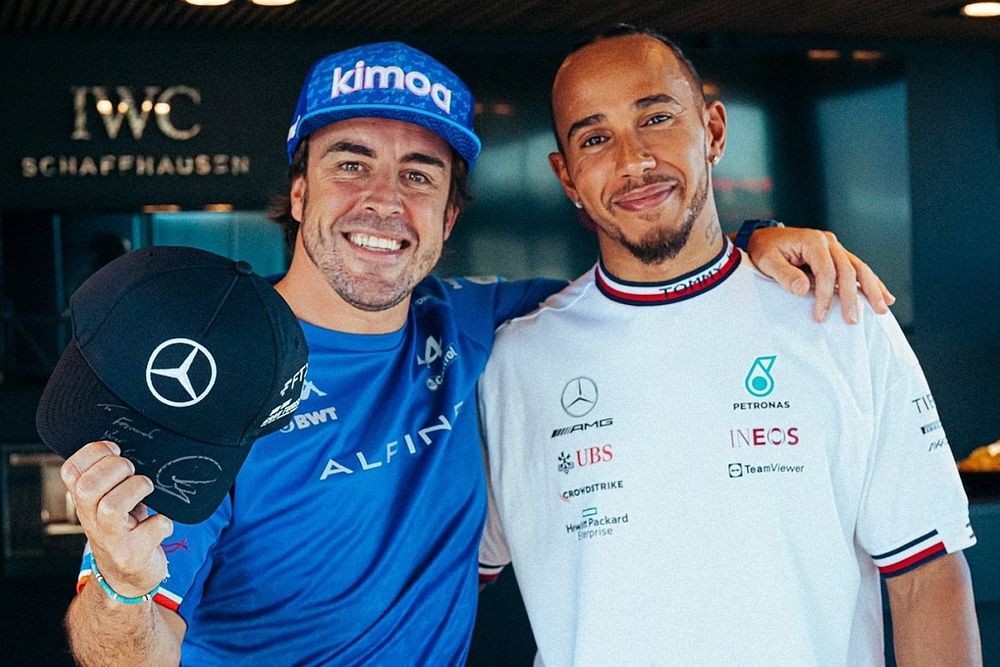Alonso y Hamilton con la gorra de Mercedes