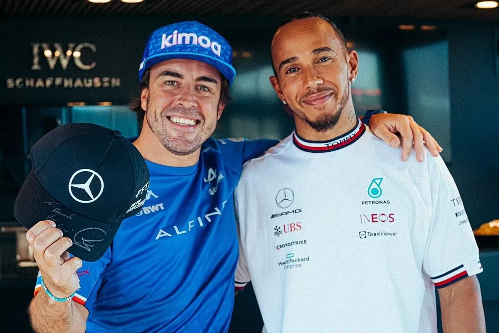 Alonso y Hamilton con la gorra de Mercedes
