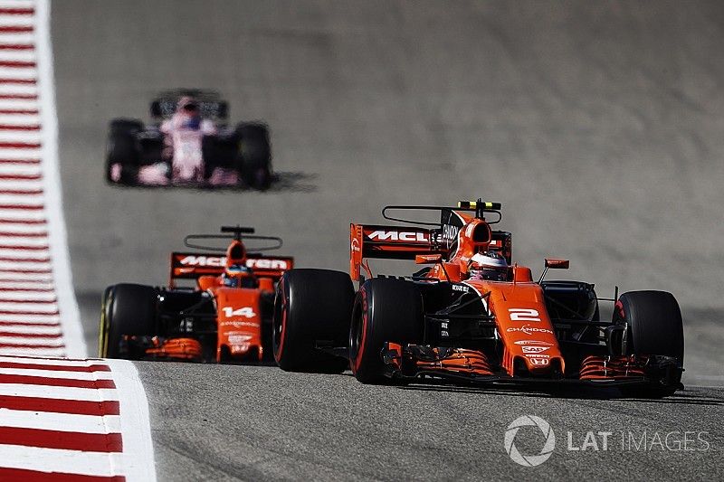 Stoffel Vandoorne, McLaren MCL32, Fernando Alonso, McLaren MCL32, Sergio Perez, Sahara Force India F1 VJM10