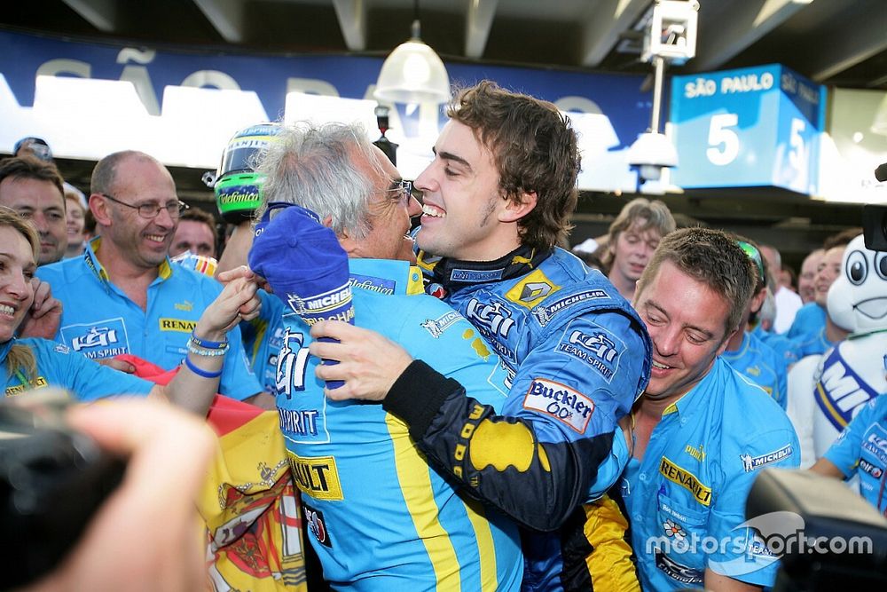 Fernando Alonso, campe&oacute;n del mundo de F1 2006, con Flavio Briatore