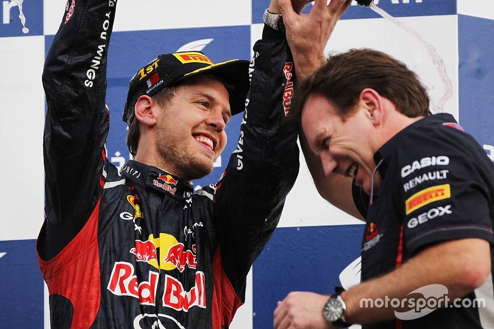 Ganador de la carrera Sebastian Vettel, Red Bull Racing celebra en el podio con Christian Horner, di