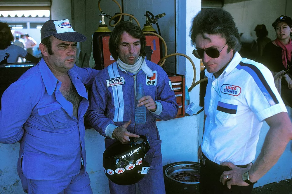 Jacques Laffite, Ligier JS5-Matra met Guy Ligier, eigenaar, en G&eacute;rard Ducarouge, ontwerper en engine
