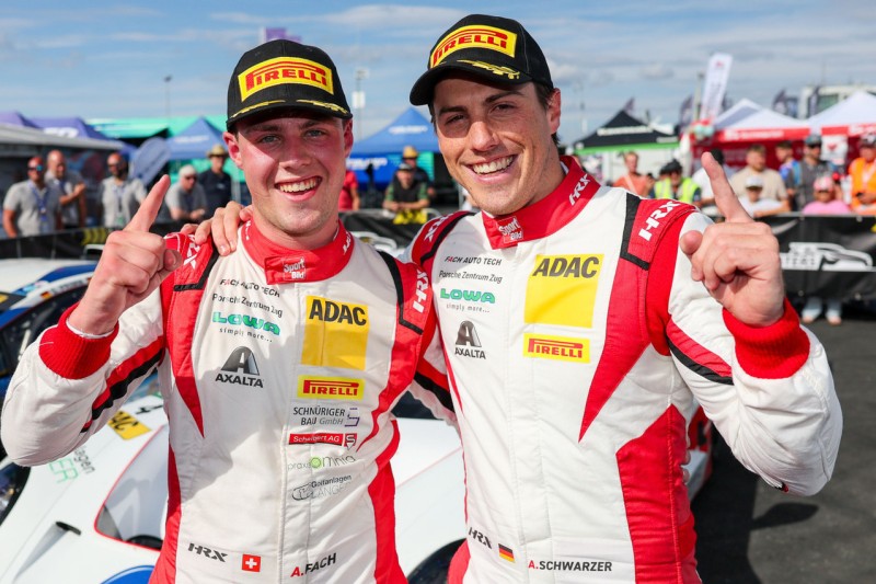 Abseits der Strecke im ADAC GT Masters: Alex Fach und Alexander Schwarzer