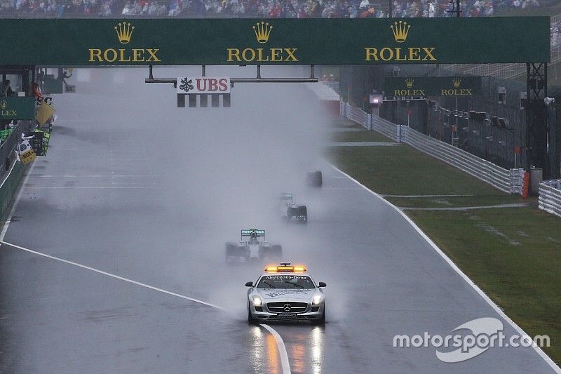 Nico Rosberg, da Mercedes AMG F1 W05, lidera a corrida atrás do Safety Car