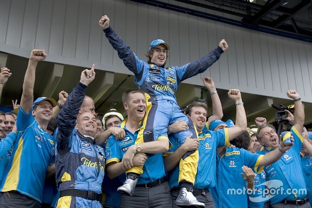 Campe&oacute;n del Mundo 2005 Fernando Alonso celebra con los miembros del equipo Renault F1