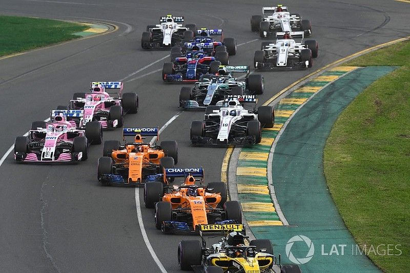 Carlos Sainz Jr., Renault Sport F1 Team R.S. 18 and Fernando Alonso, McLaren MCL33 at the start of the race