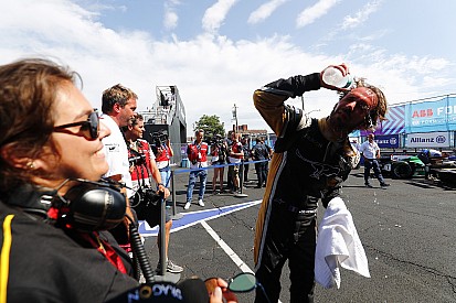 Multa al campeón Vergne... ¡por su ropa interior!