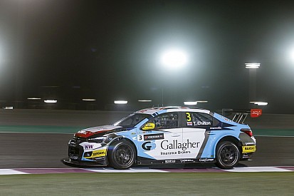 WTCC в Катарі: Чілтон виграв першу гонку в контактній боротьбі
