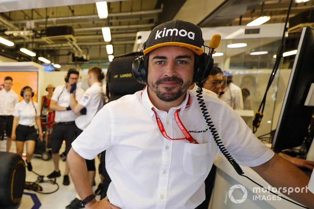 Fernando Alonso, en el garaje de McLaren
