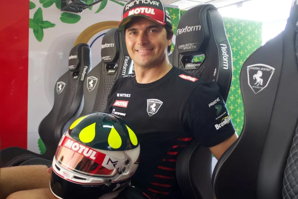 Nelsinho Piquet e capacete em homenagem a Wilsinho Fittipaldi