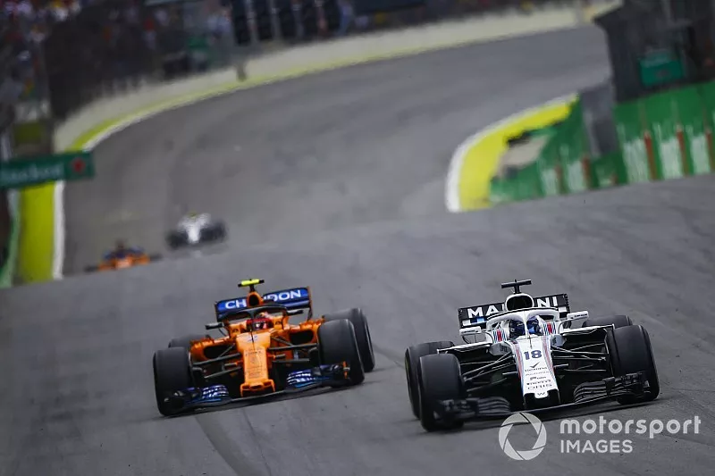 Lance Stroll, Williams FW41, devant Stoffel Vandoorne, McLaren MCL33