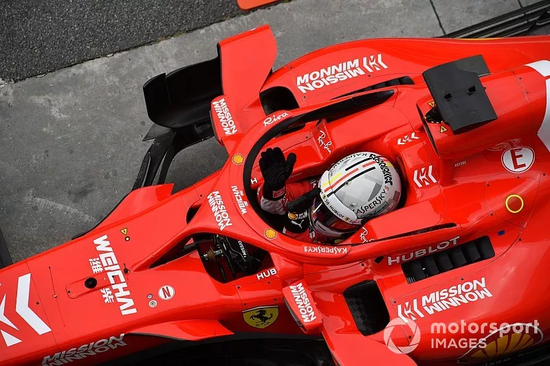 Sebastian Vettel, Ferrari SF71H agite les mains alors qu'il est &agrave; la pes&eacute;e