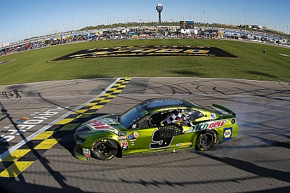 NASCAR Cup Series: Elliott torehkan kemenangan, Larson gugur