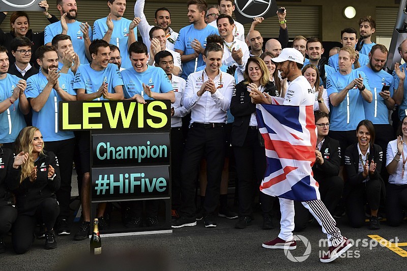 Mercedes patronu Dieter Zetche Hamilton'ı kutladı