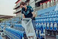 Vettel y su gesto de recoger la basura en el circuito de Silverstone