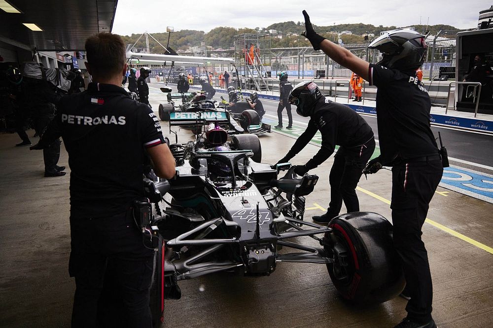 Monteurs in de pitlane met de beschadigde auto van Lewis Hamilton, Mercedes W12, tijdens de kwalificatie