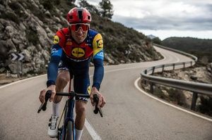 Aleix Espargaró cambia al ciclismo profesional tras su retiro de MotoGP
