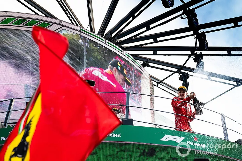 Le vainqueur Charles Leclerc, Ferrari, f&ecirc;te sa victoire avec du champagne sur le podium
