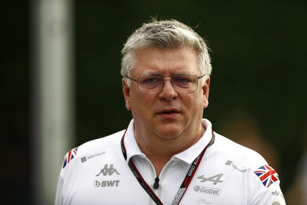 Otmar Szafnauer, director del equipo Alpine F1, llega a la pista