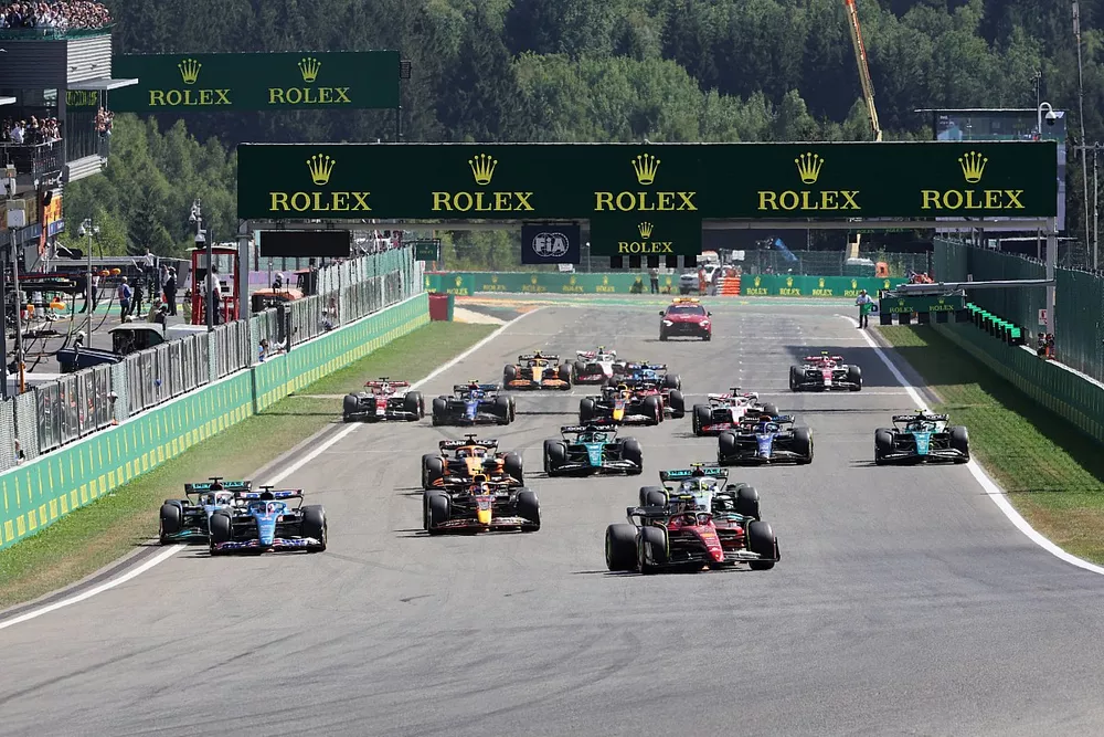Carlos Sainz, Ferrari F1-75, Fernando Alonso, Alpine A522, Lewis Hamilton, Mercedes W13, Sergio Perez, Red Bull Racing RB18, George Russell, Mercedes W13, the rest of the field at the start