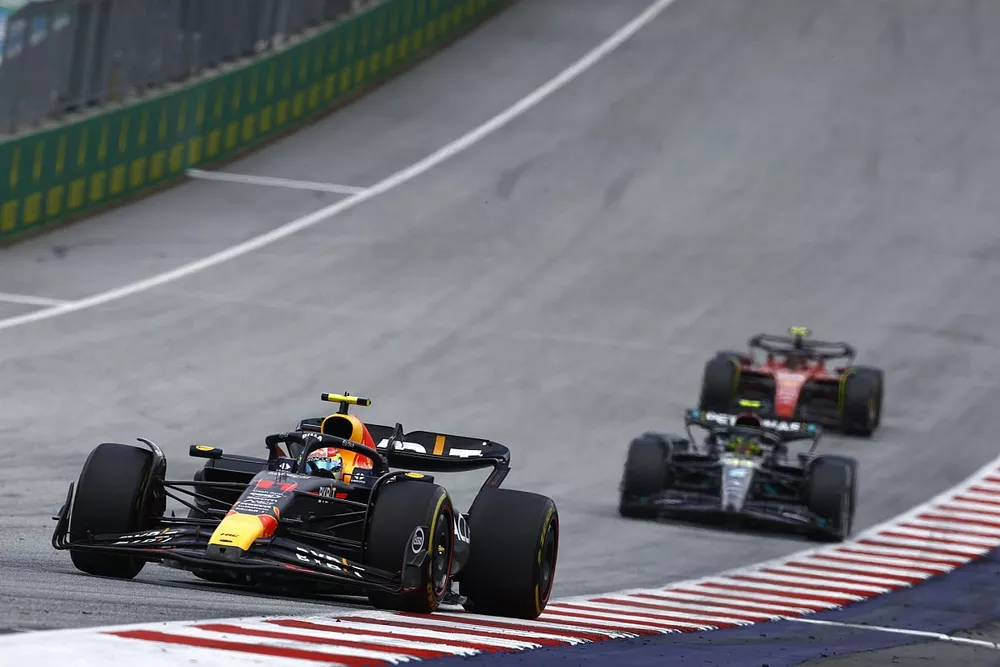 Sergio P&eacute;rez, Red Bull Racing RB19, Lewis Hamilton, Mercedes F1 W14, Carlos Sainz, Ferrari SF-23