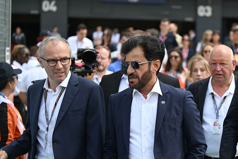Stefano Domenicali, Director General de la Fórmula 1, y Mohammed bin Sulayem, Presidente de la FIA, en la parrilla de salida.